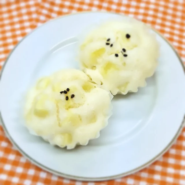 前川料理教室　10月献立  “鬼まんじゅう”  東海地方の郷土菓子で
さつまいもの角切りが鬼の角や金棒にみえることから名付けられたようです  材料はシンプルにさつまいも、薄力粉、砂糖、水…教室ではベーキングパウダーを少し入れてふんわりとした鬼まんじゅうの講習をしました  時々簡単にできるお菓子も教室の献立に登場します  #前川料理教室　#家庭料理　#料理教室　#鬼まんじゅう　#おやつ 　#お菓子　#手作り　#さつまいも 　#秋　#健康　#ヘルシー　#クッキング　#三重県　#松阪市　#maegawa_cooking_school  #cooking