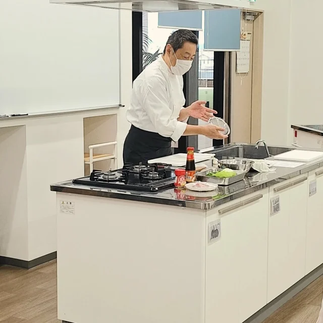 前川料理教室　松阪公民館寿大学選択講座  “おうち中華えび焼売に挑戦”  お家で餃子は作ったことがあるけど焼売は初めて…　
焼売の皮って買ったことも見たこともないわ…
焼売って何が入ってるの…
とのお声が…  焼売の肉だねは
野菜は玉ねぎ、干し椎茸、ねぎのみじん切り
お肉は豚挽き肉　今回はえび入り
お肉とえびに調味料を混ぜその後野菜を加えます
四角の焼売の皮に肉だねをのせたら親指と人差し指を円にしてナイフで肉だねを押し込みさらに表面をなめらかにして形を整え底を平らにします
一人分7個がノルマだったのですがだんだん上手に包めるようになり、蒸し器に並べ、15分後…　ドキドキしながら蓋を開けると美味しそうな焼売が蒸しあがり
レトルトとは違いお肉たっぷりでおいしく
また皆で包んだのが楽しかったとご感想をいただきました  受講して頂いた皆様ありがとうございました  #前川料理教室　#料理教室　#家庭料理　#おうちごはん 　#中華　#焼売　#エビ　#手作り　#手料理　#自炊　#食卓　#食事　#健康　#クッキング　#地域活性化　#三重県　#松阪市　#maegawa_cooking_school  #cookingtime  #cooking